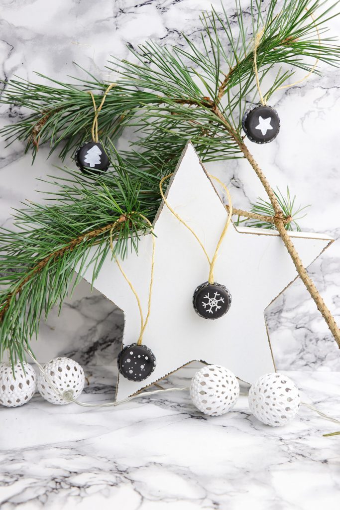 letters-and-beads-diy-weihnachtliche-kronkorken-anhänger-pilot-lackmarker-super-color-silber-weiß-sterne-schnee-tannenbaum-dekoration