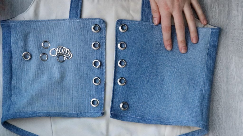 letters-and-beads-upcycling-kaputte-jeans-recycling-korsett-top-oesen