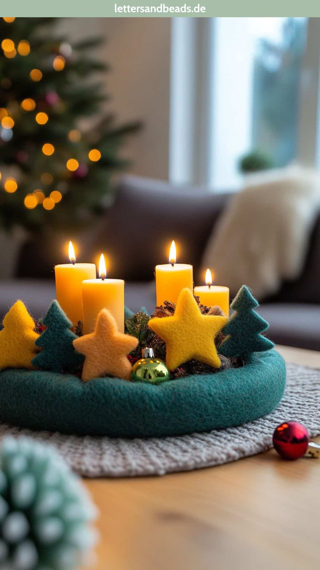 Adventskranz aus buntem Filz mit Sternen und Tannenbäumen