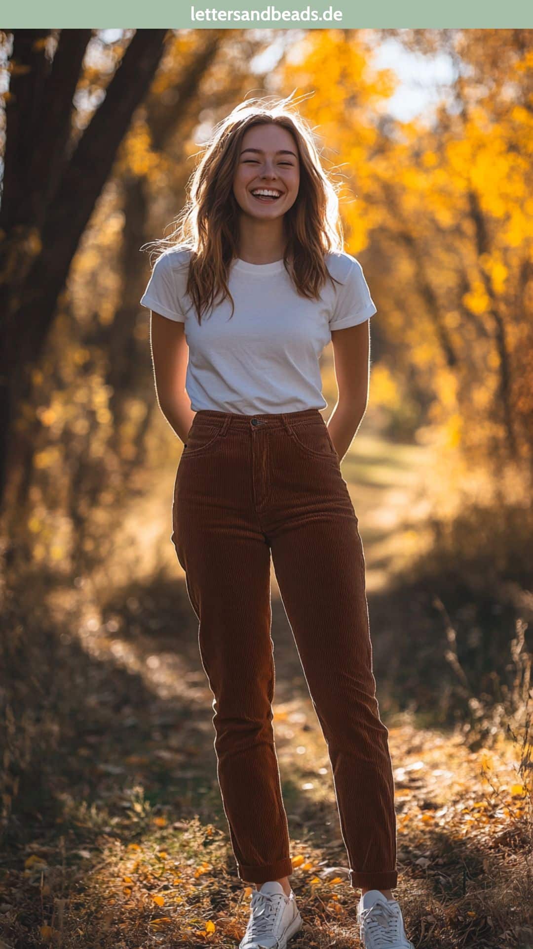 Frau mit brauner Cordhose und weißem T-Shirt