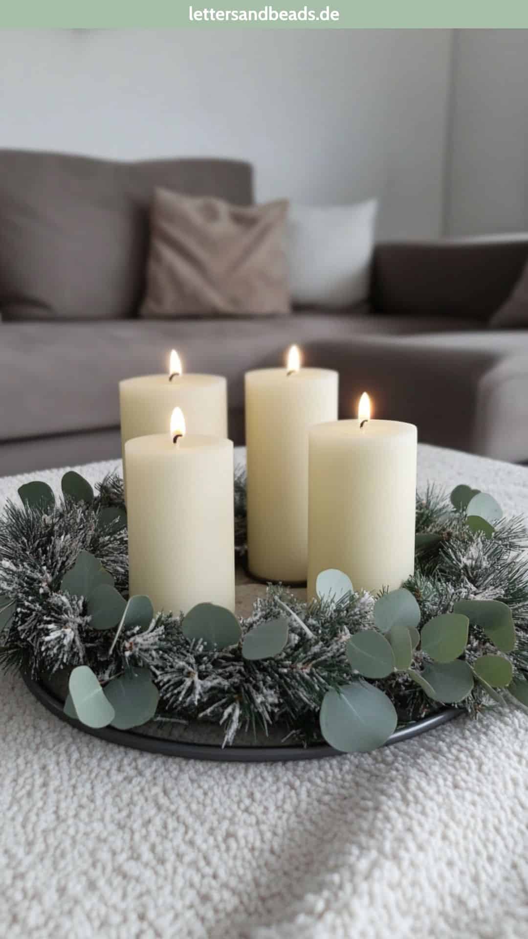 Minimalistischer Adventskranz mit Eukalyptuszweigen