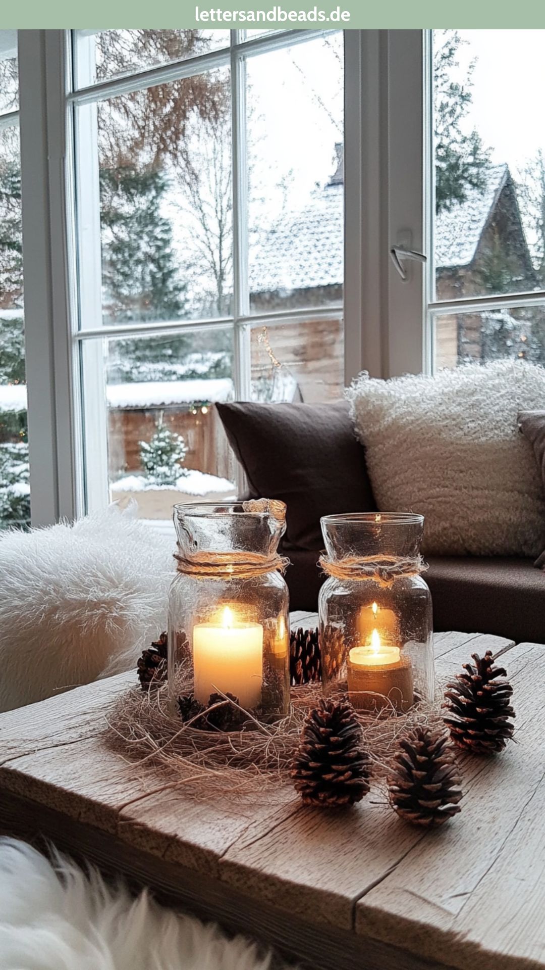 Windlicht aus Glas, umwickelt mit Zweigen und Tannenzapfen